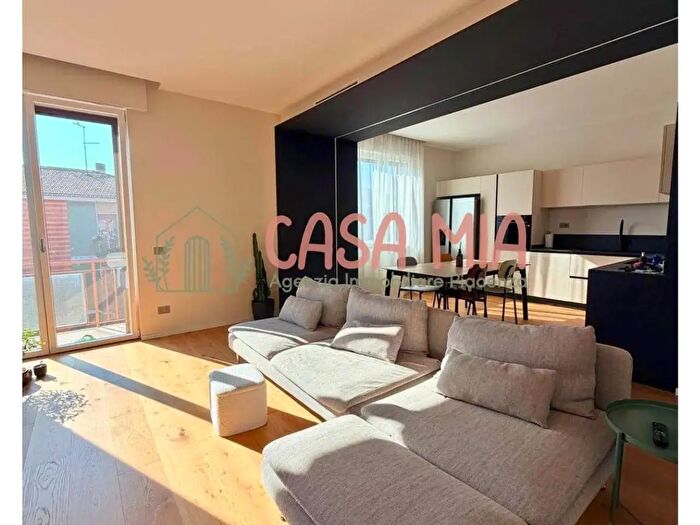 Appartamento trilocale in vendita in Via Pietro Cella, Piacenza