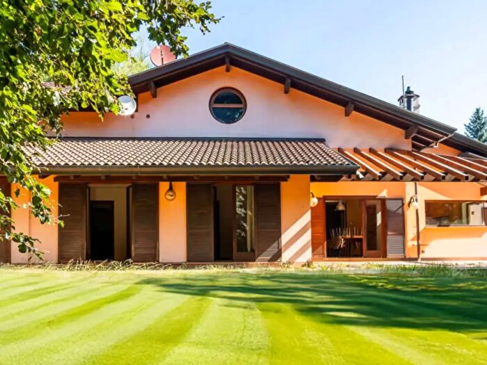 Casa con 8 locali in vendita in Via Enrico Fermi Limido Comasco Co Italia, Limido Comasco