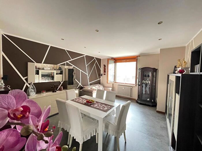 Appartamento trilocale in vendita in Via Teano, Magenta