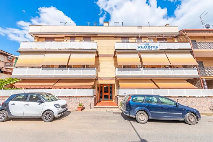 Appartamento trilocale in vendita in Via Lago dOrta, Tivoli