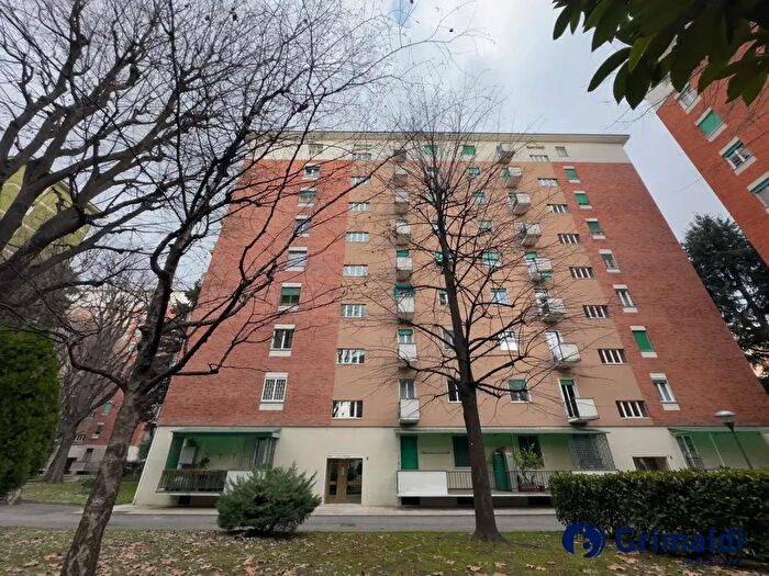 Appartamento trilocale in vendita in Via San Gimignano, Milano