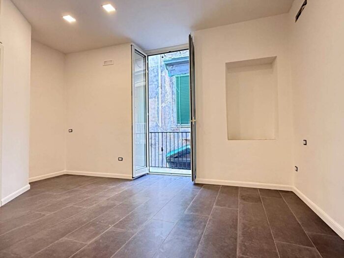 Appartamento bilocale in affitto in Via Giovanni Brombeis, Monte Santo, Napoli