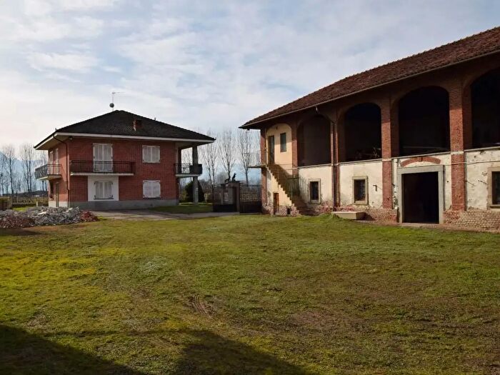 Casa con 10 locali in vendita in Via Angiale, Vigone