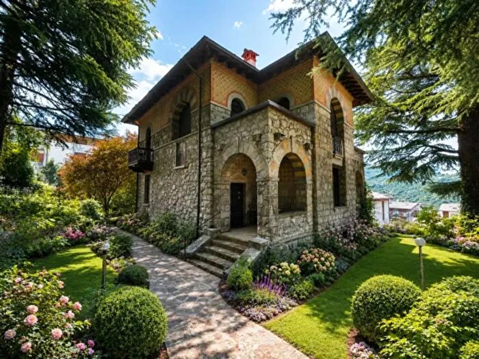 Casa con 6 locali in vendita in Via Adamello, Esino Lario