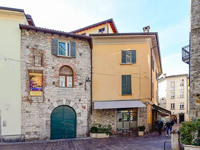 Appartamento bilocale in affitto in Via Francesco Muralto, Centro Storico, Como