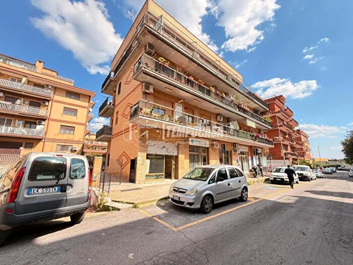 Appartamento quadrilocale in vendita in Via Limbiate, Roma