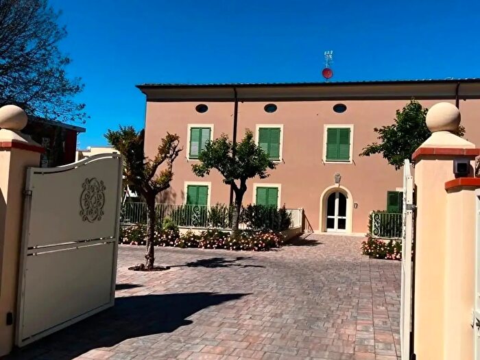 Appartamento con 10 locali in vendita in Cascina