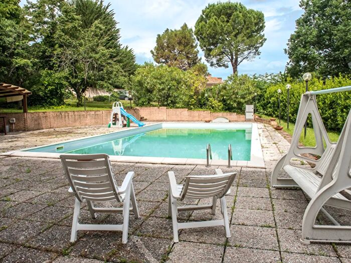 Casa con 10 locali in vendita in Offagna
