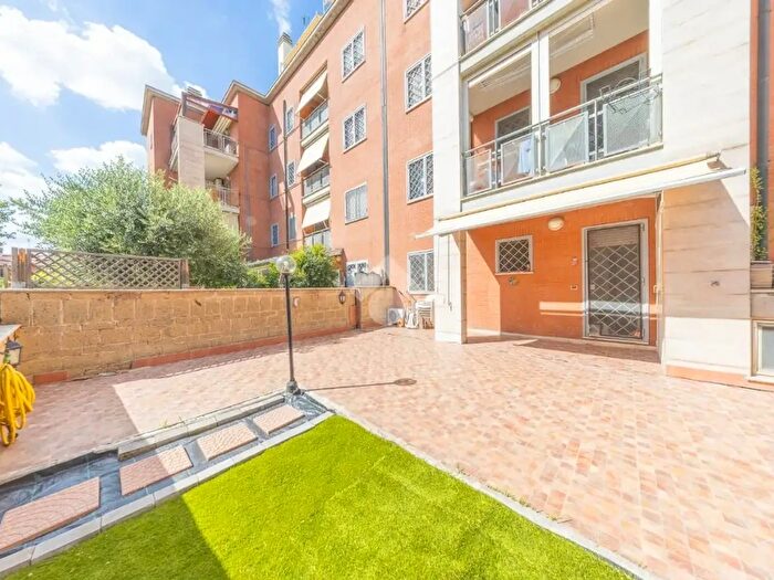 Appartamento trilocale in vendita in Via Alberto Fredda, Roma