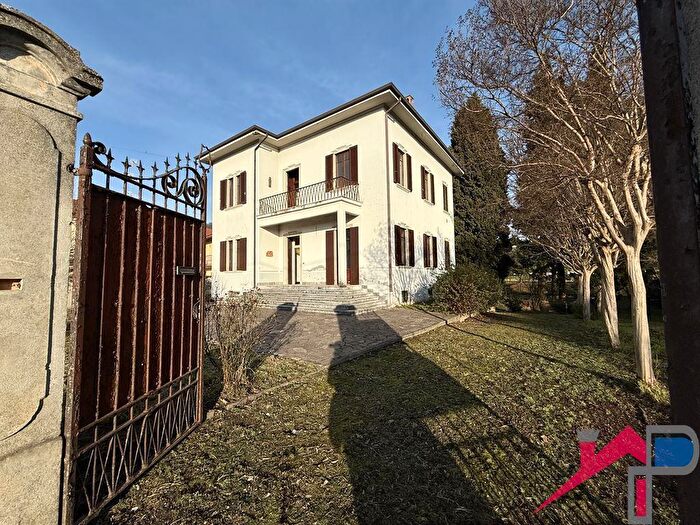 Casa con 6 locali in vendita in Villa DAdda
