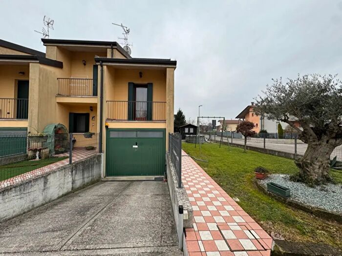 Casa quadrilocale in vendita in Via Papa Giovanni Paolo II, Roveredo Di Gua