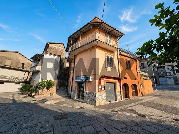 Casa con 6 locali in vendita in Vairano Patenora