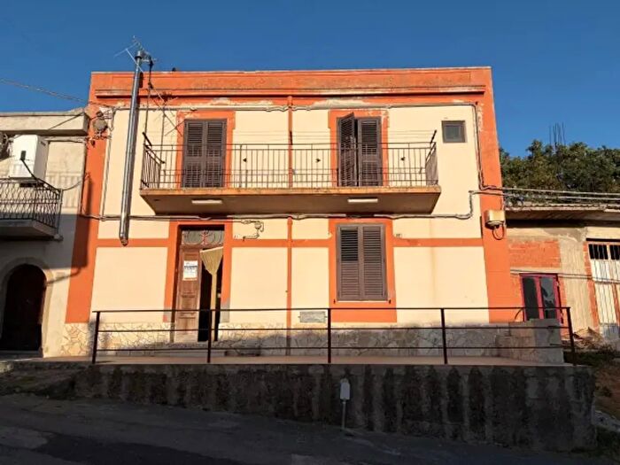 Casa con 6 locali in vendita in Via Principale, Montalbano Elicona