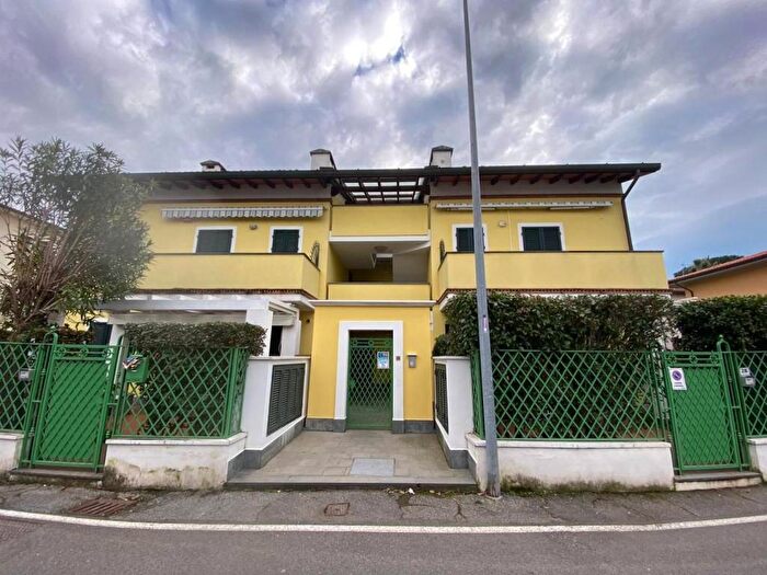 Casa quadrilocale in affitto in Marina di Massa Centro, Massa