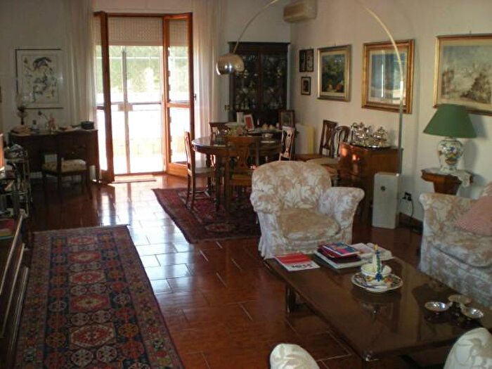 Appartamento con 6 locali in vendita in Largo Strindberg, Roma