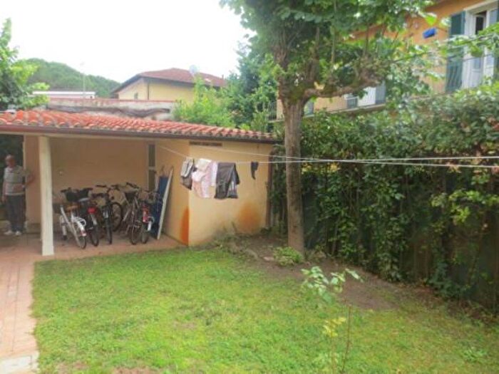 Appartamento con 6 locali in vendita in Via Don Lazzeri SNC, Forte Dei Marmi