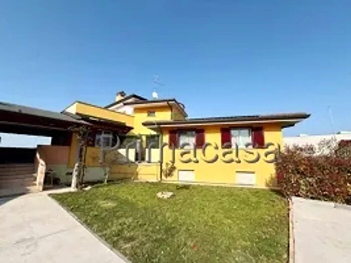 Casa con 8 locali in vendita in Via del Lavoro B, Villimpenta
