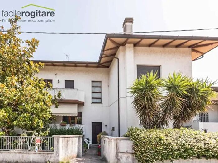 Appartamento con 6 locali in vendita in Via Mascagni, Cattolica