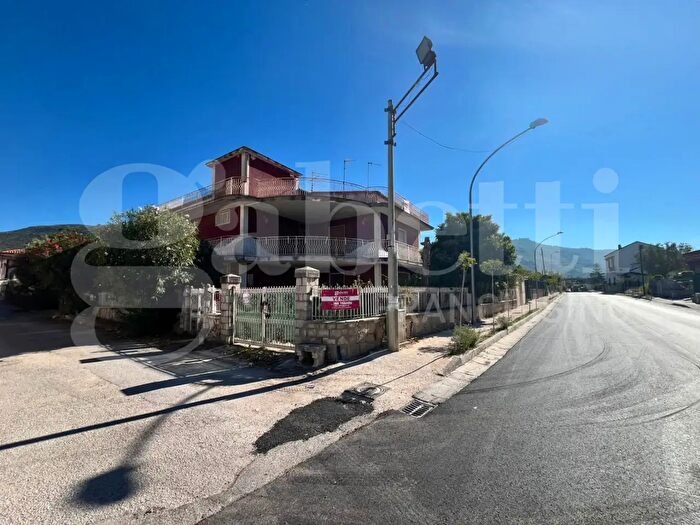 Casa con 11 locali in vendita in Via Triflisco, Bellona