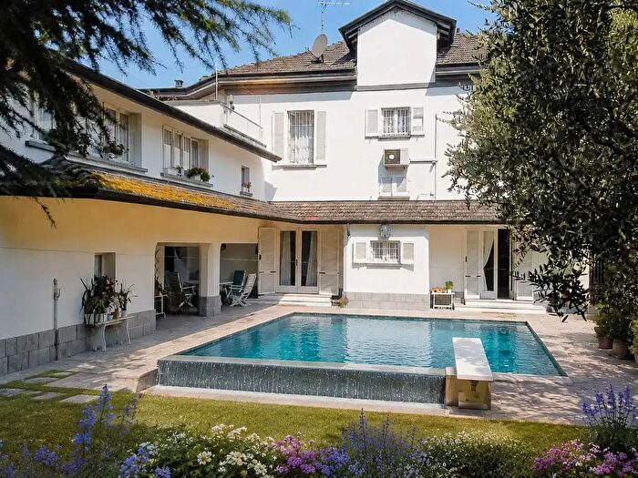 Casa con 7 locali in vendita in Via Vittorio Emanuele II, Casorate Primo