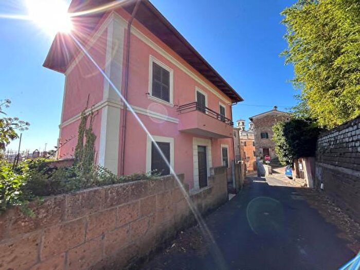 Casa trilocale in vendita in Via Regina Elena, Bassano In Teverina