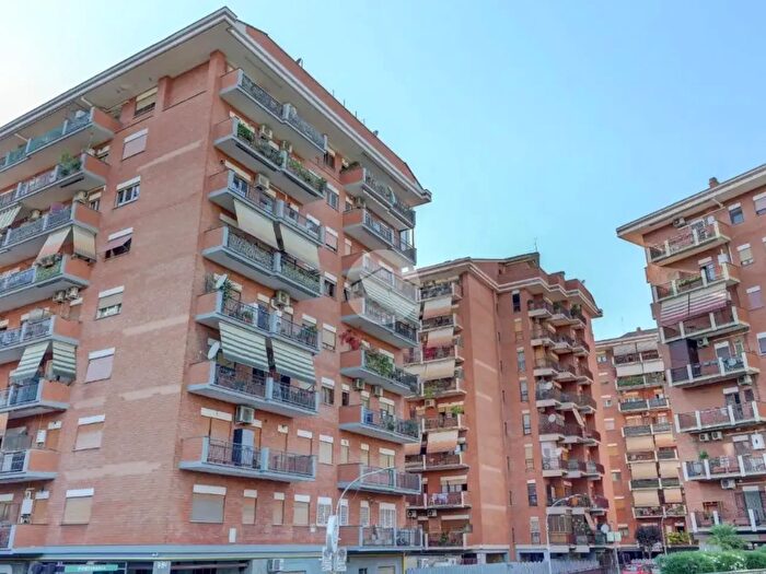 Appartamento trilocale in vendita in Via Pisino, Roma