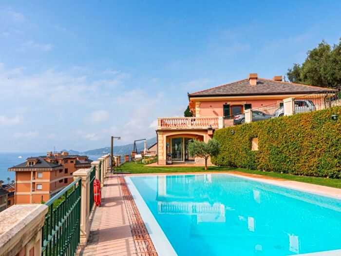 Casa con 6 locali in affitto in Via Privata San Bartolomeo, Castello Don Minzoni, Rapallo