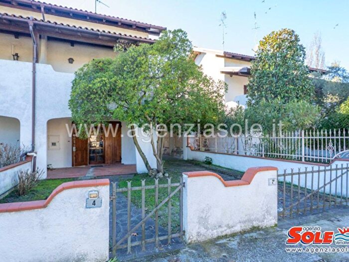 Casa quadrilocale in affitto in Viale Grecia, Lido delle Nazioni, Comacchio