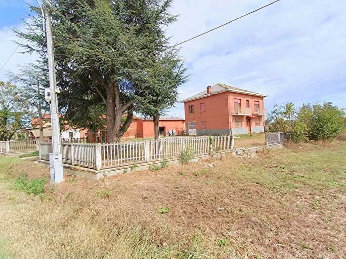 Casa con 6 locali in vendita in Valfenera