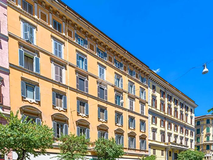 Appartamento trilocale in vendita in Ad Via Cola di Rienzo, Roma