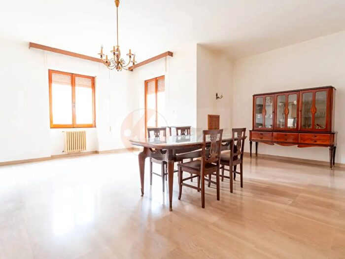 Appartamento con 6 locali in vendita in Viale Adua, Sassari