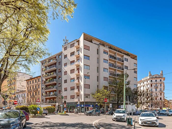 Appartamento quadrilocale in vendita in Piazzale Lagosta, Milano