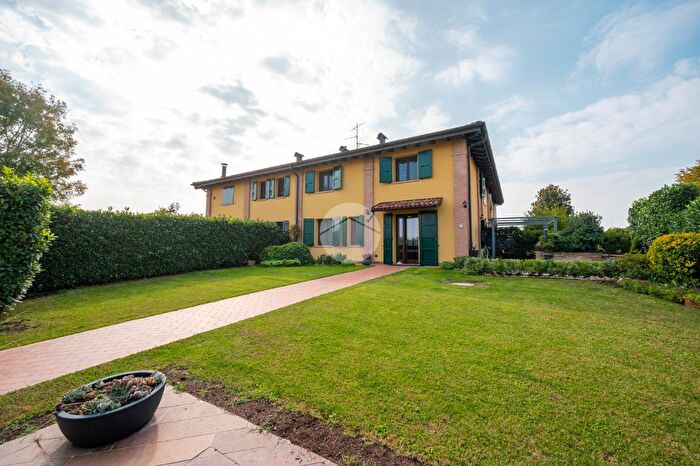 Casa con 5 locali in vendita in Via Papa Giovanni XXIII, Valsamoggia