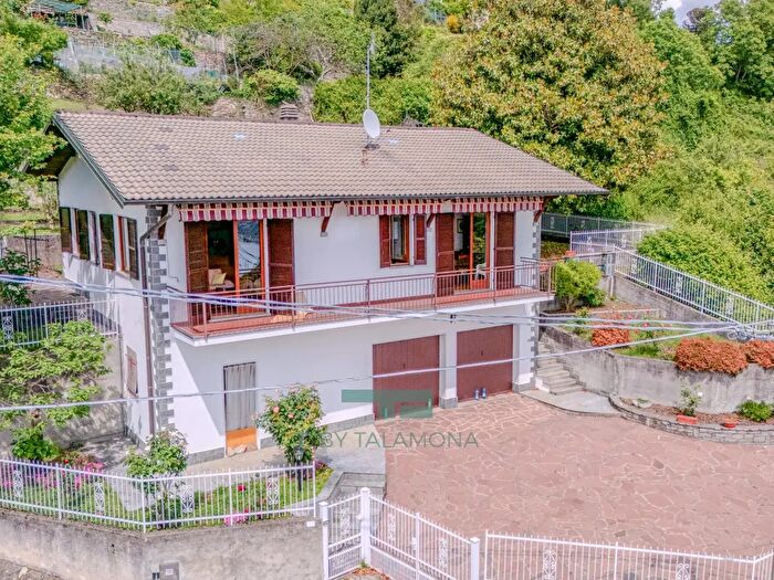 Appartamento quadrilocale in vendita in Via Temistocle Solera, Maccagno con Pino e Veddasca