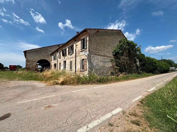 Casa con 7 locali in vendita in Roncoferraro