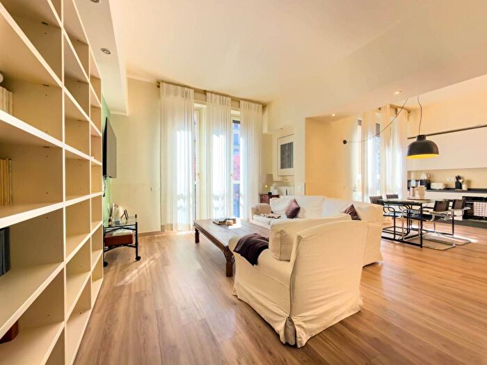 Appartamento trilocale in affitto in Via Campo Lodigiano, Carrobbio, Milano