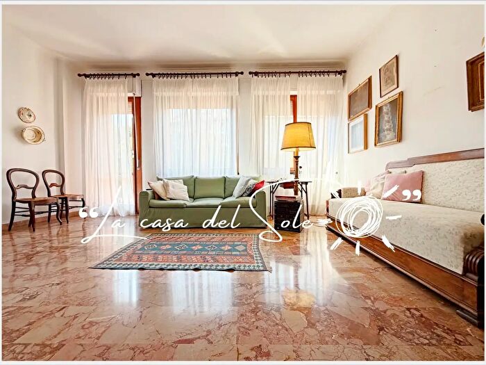 Appartamento trilocale in vendita in Via Sturla, Genova
