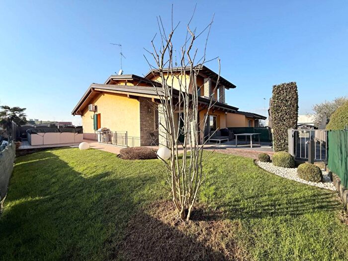 Casa quadrilocale in affitto in Via Alcide De Gasperi, Centro, Martinengo