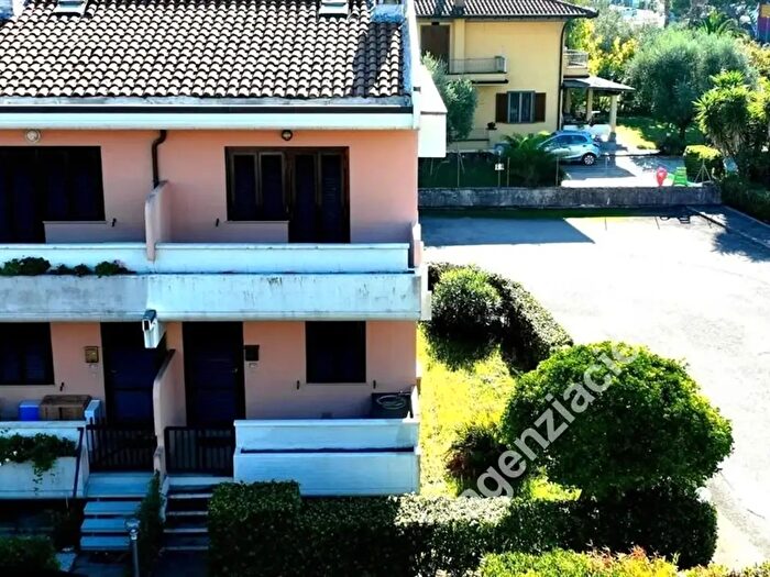 Casa quadrilocale in vendita in Massa