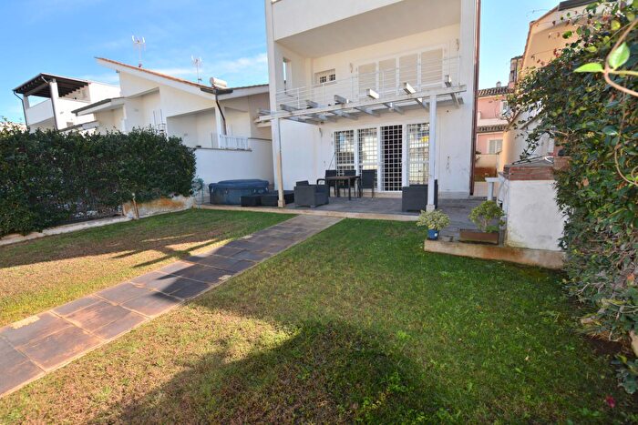 Casa quadrilocale in vendita in Via Giulianova, Fiumicino