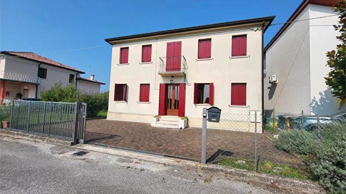 Casa con 8 locali in vendita in Caerano di San Marco Via Marco Polo, Montebelluna