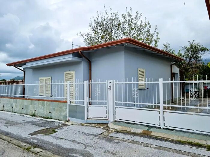Casa quadrilocale in vendita in Massa