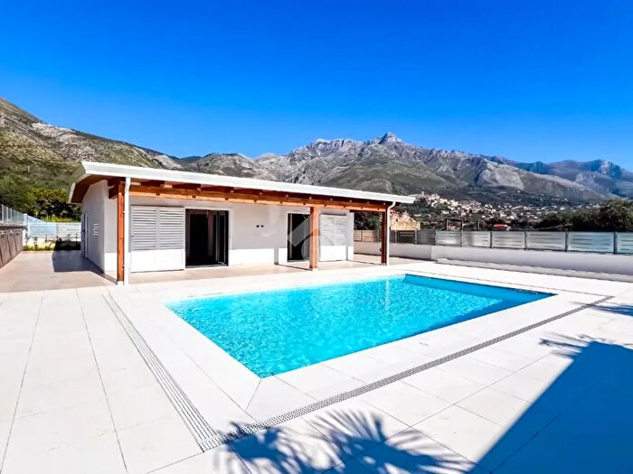 Casa con 5 locali in vendita in Via Pientime, Formia