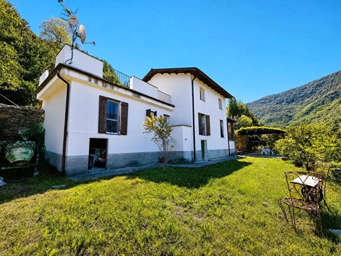 Casa con 10 locali in vendita in Via Via Trento, Bargagli