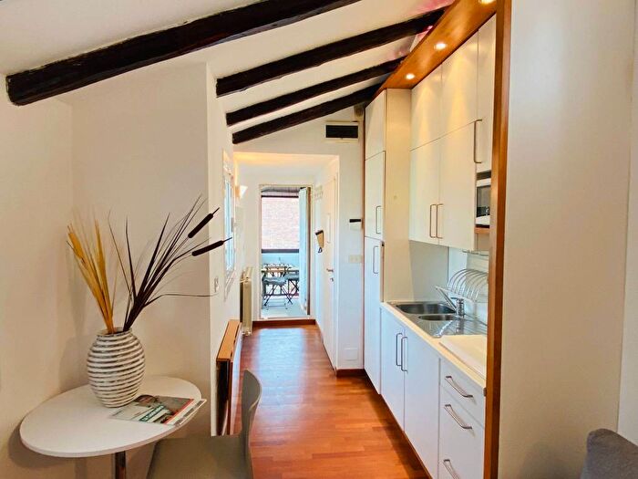 Appartamento bilocale in affitto in Via Borgospesso, Quadrilatero della Moda, Milano