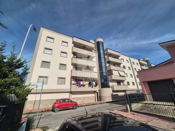 Appartamento quadrilocale in vendita in Via Israele, Crotone