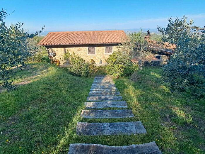 Casa con 8 locali in vendita in Montecchio, Castiglion Fiorentino