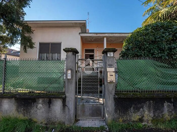 Casa quadrilocale in vendita in Via Dante Alighieri, Albiate