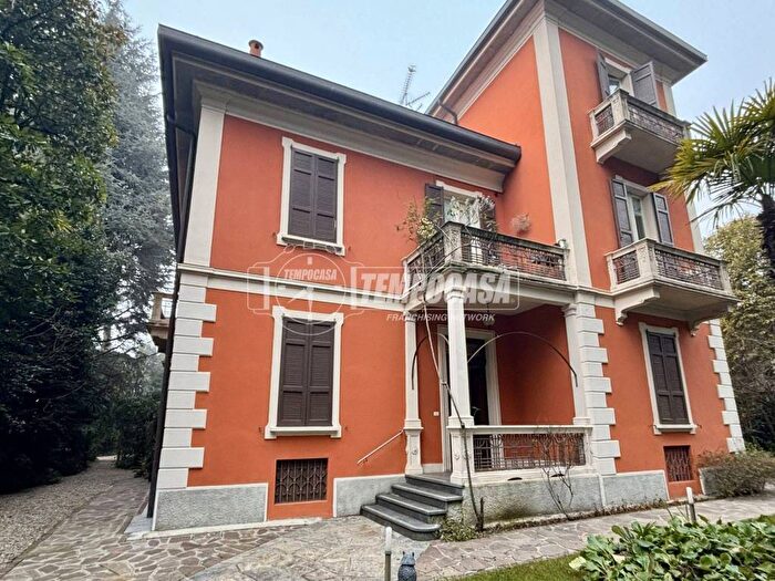 Appartamento trilocale in affitto in Via Mottarone, Centro, Arona