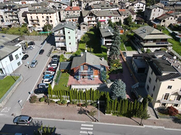 Casa con 6 locali in vendita in Viale Libertà, Centro, Sondalo